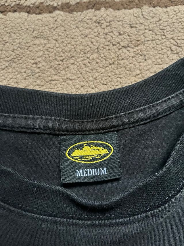 Camiseta Corteiz Negra Logo Rojo