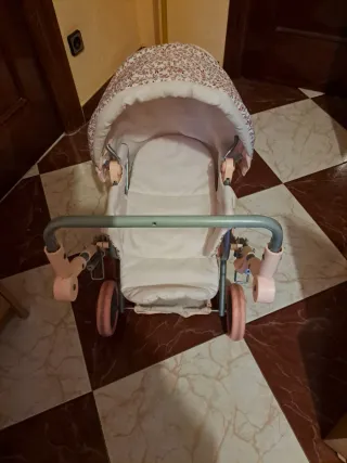 Carrito de muñecas con capazo floral