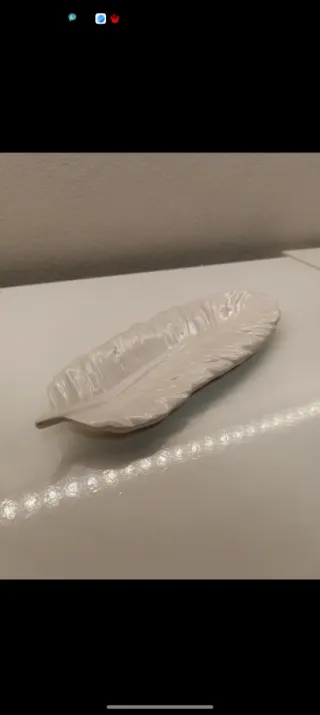 Vassoio decorativo a forma di piuma in ceramica