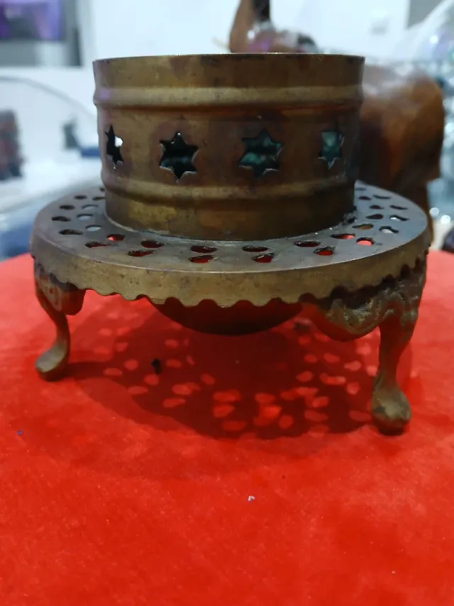 Antiguo quemador de bronce con estrellas