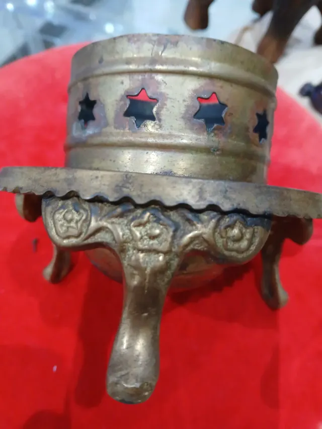 Antiguo quemador de bronce con estrellas