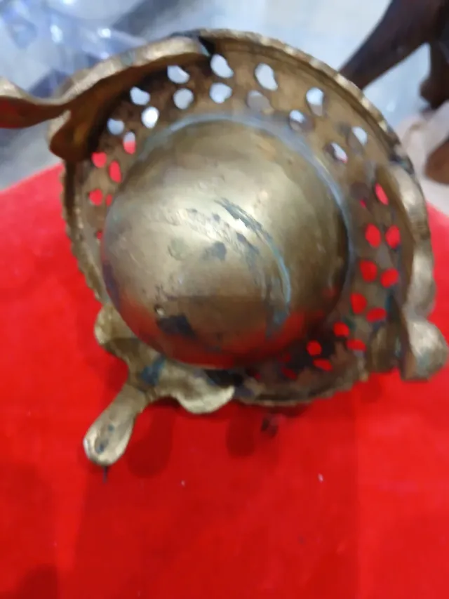 Antiguo quemador de bronce con estrellas