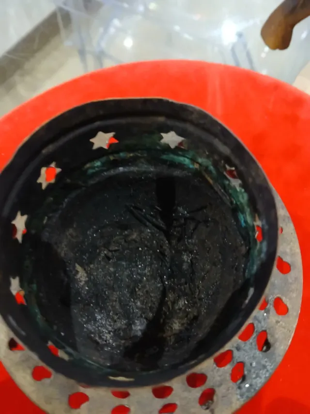 Antiguo quemador de bronce con estrellas