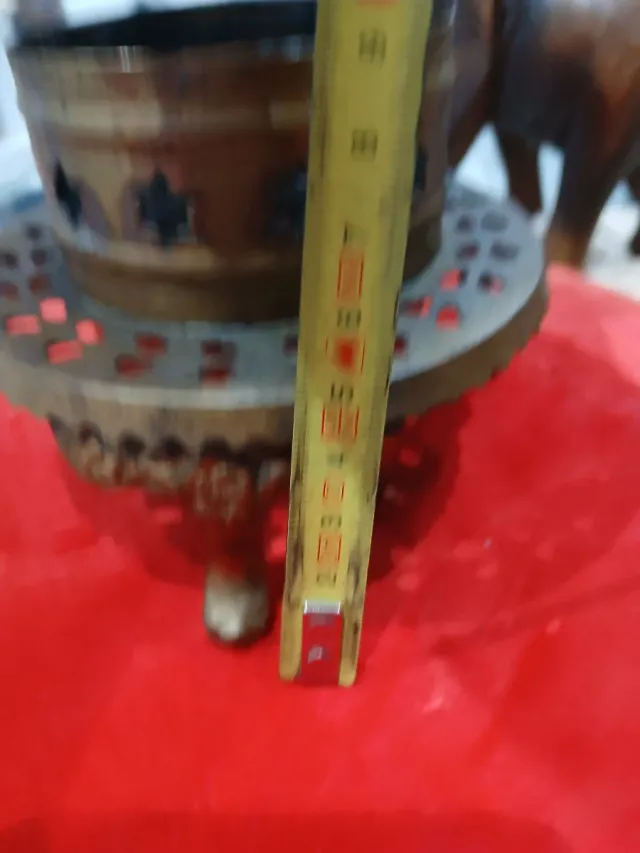 Antiguo quemador de bronce con estrellas