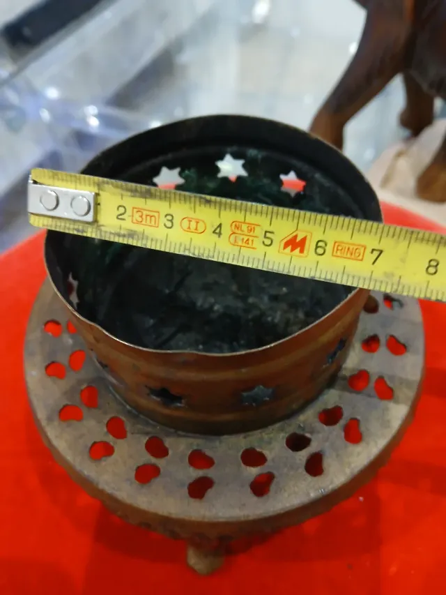 Antiguo quemador de bronce con estrellas