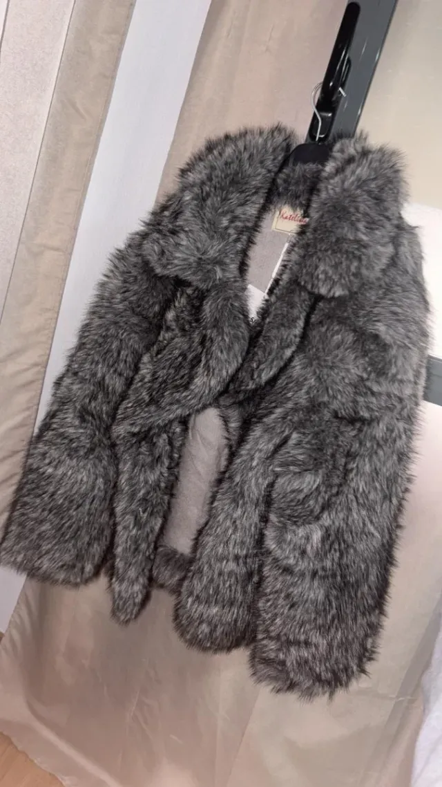 Abrigo de pelo sintético gris