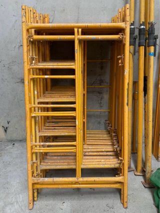 Andamios metálicos amarillos