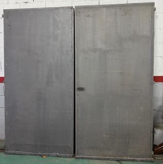 Puerta doble metálica