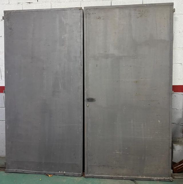 Puerta doble metálica