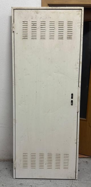 Puerta metálica trastero