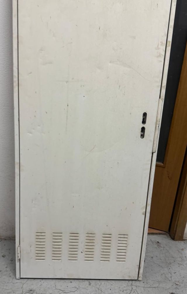 Puerta metálica trastero