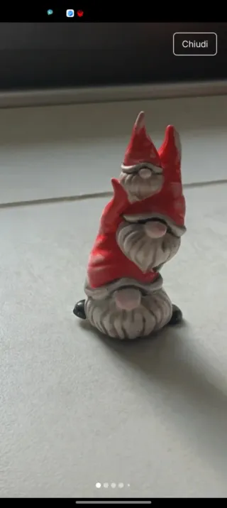 Gnometti in ceramica rossi e bianchi