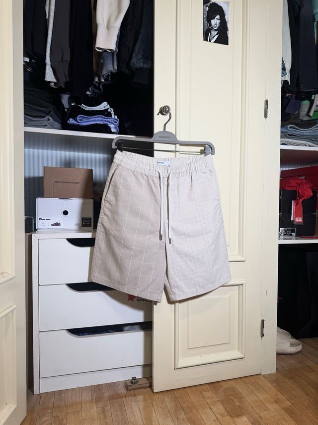 Bershka Shorts Beige y Blanco Cuadros