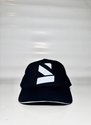 Gorra negra con logo blanco