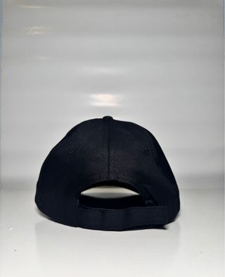 Gorra negra con logo blanco