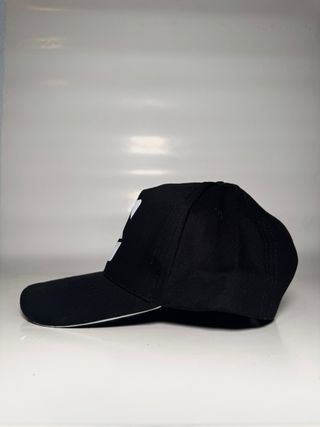 Gorra negra con logo blanco