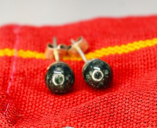 Pendientes de botón plata y jade verde, Colombia.