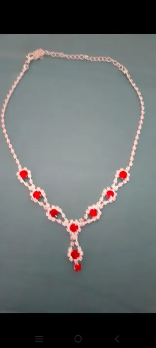 Gargantilla plateada con piedras rojas