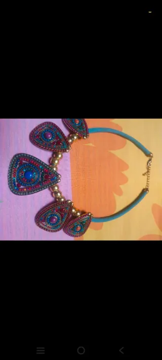 Gargantilla artesanal multicolor con detalles dora