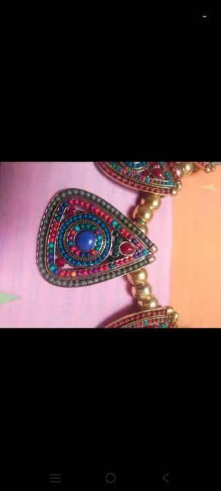 Gargantilla artesanal multicolor con detalles dora