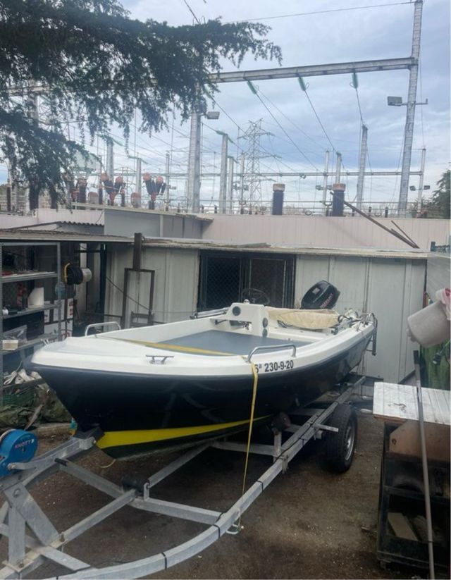 Barco blanco y negro con remolque