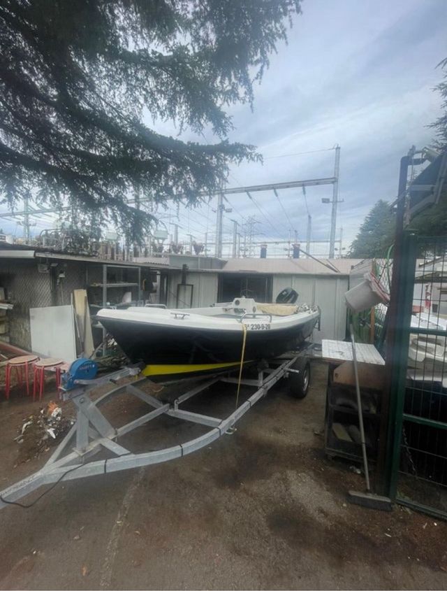 Barco blanco y negro con remolque