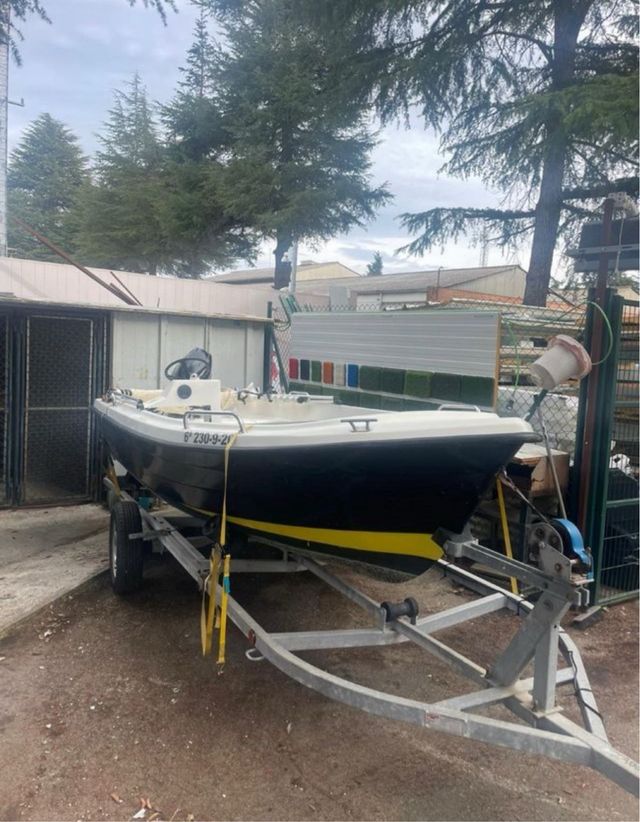 Barco blanco y negro con remolque