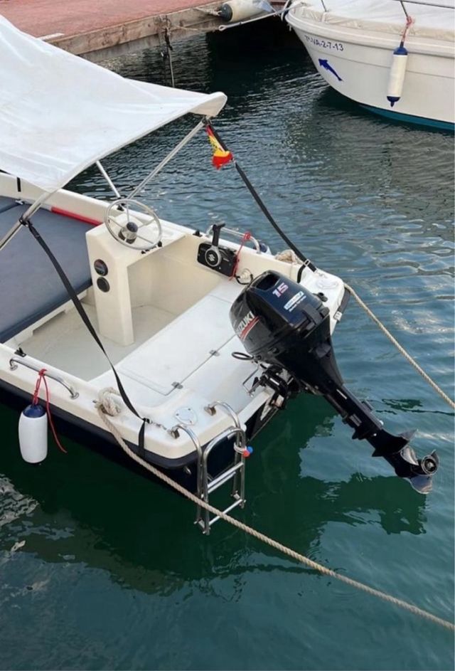 Barco blanco y negro con remolque