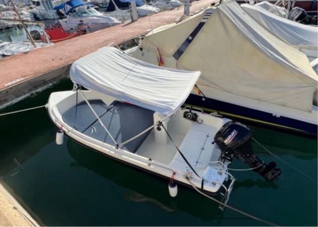 Barco blanco y negro con remolque