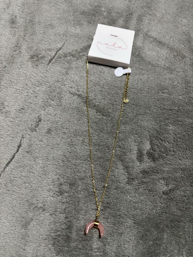 Collana Nela in acciaio dorato mezzaluna rosa