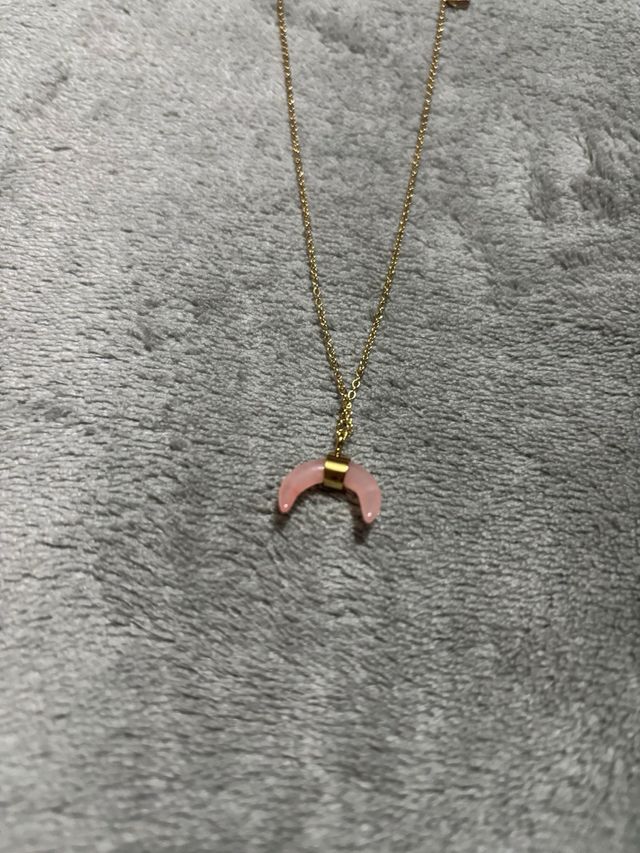 Collana Nela in acciaio dorato mezzaluna rosa