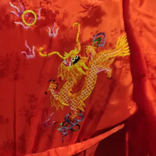 Kimono rojo adamascado,Dragón Bordado espalda.