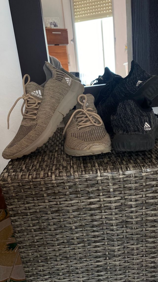 Zapatillas Adidas Beige y Negras