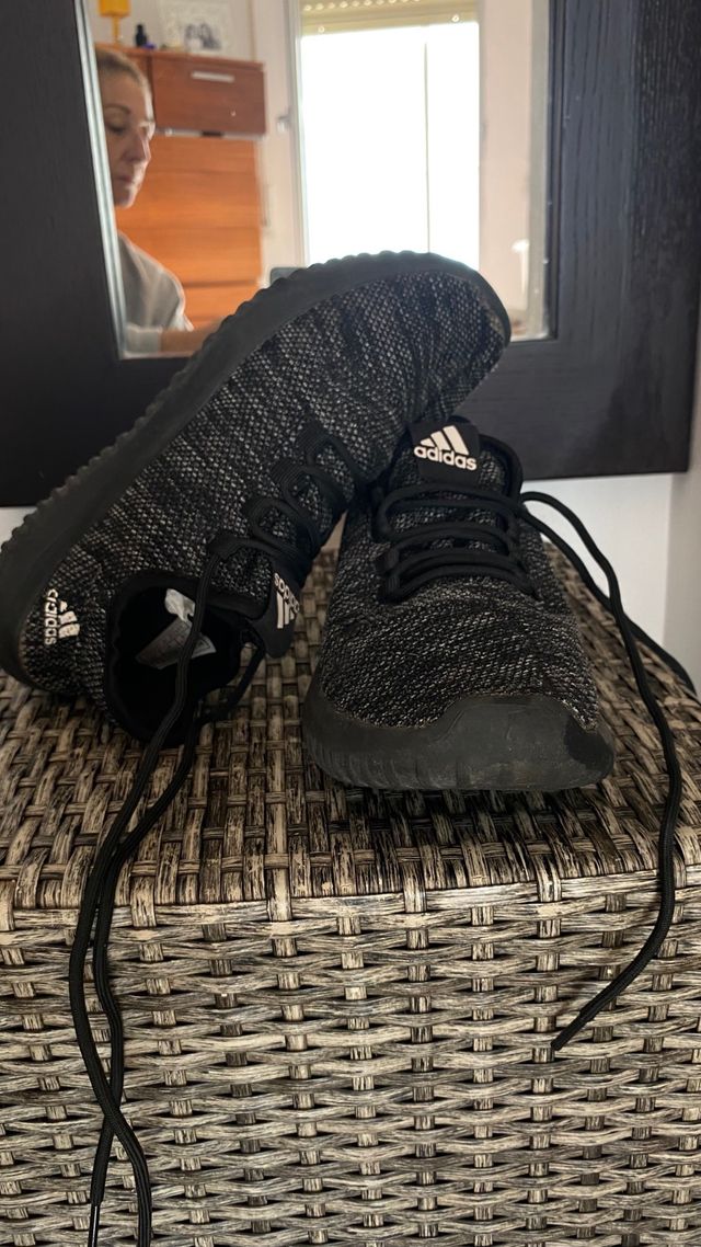 Zapatillas Adidas Beige y Negras