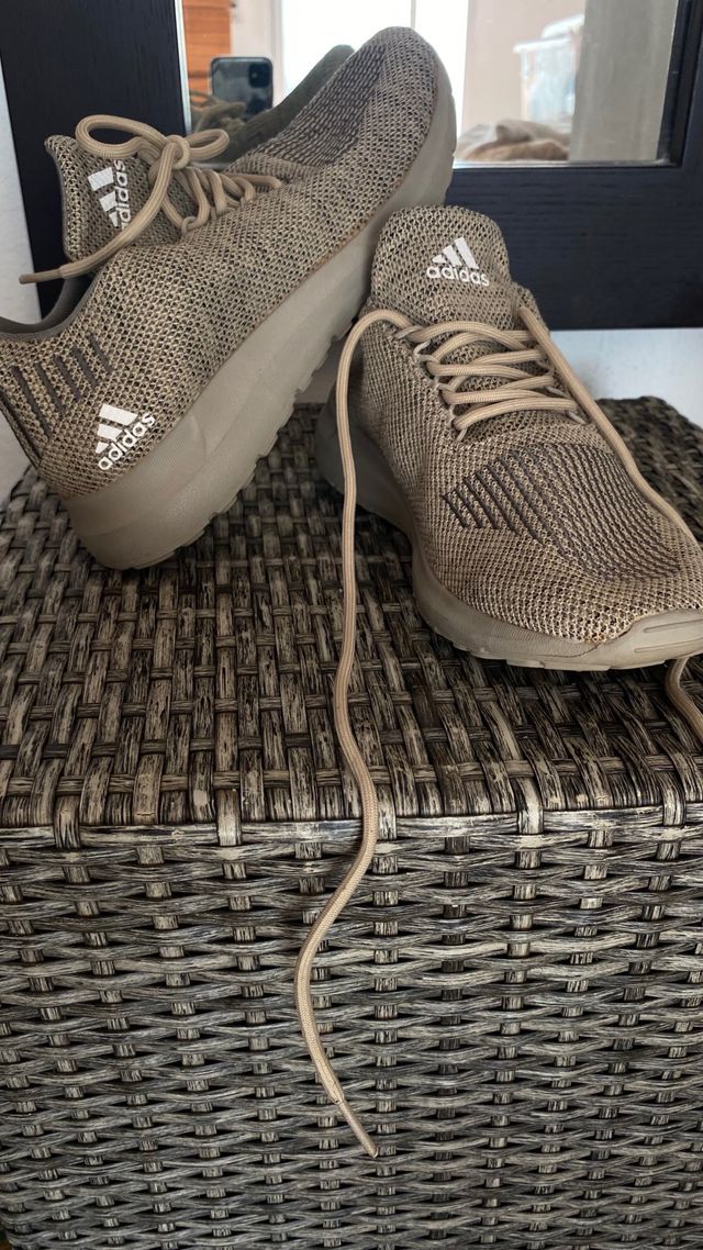 Zapatillas Adidas Beige y Negras