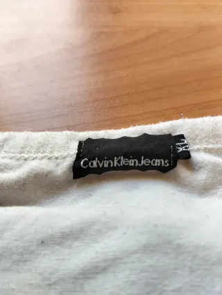 Camiseta Calvin Klein Vintage Estampado Y2K