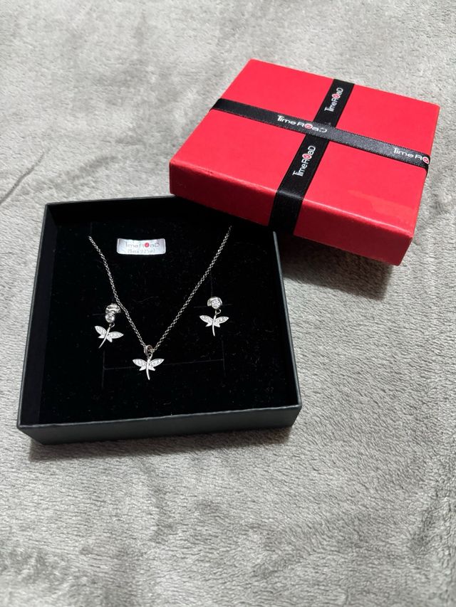 Set di gioielli con ciondolo e orecchini