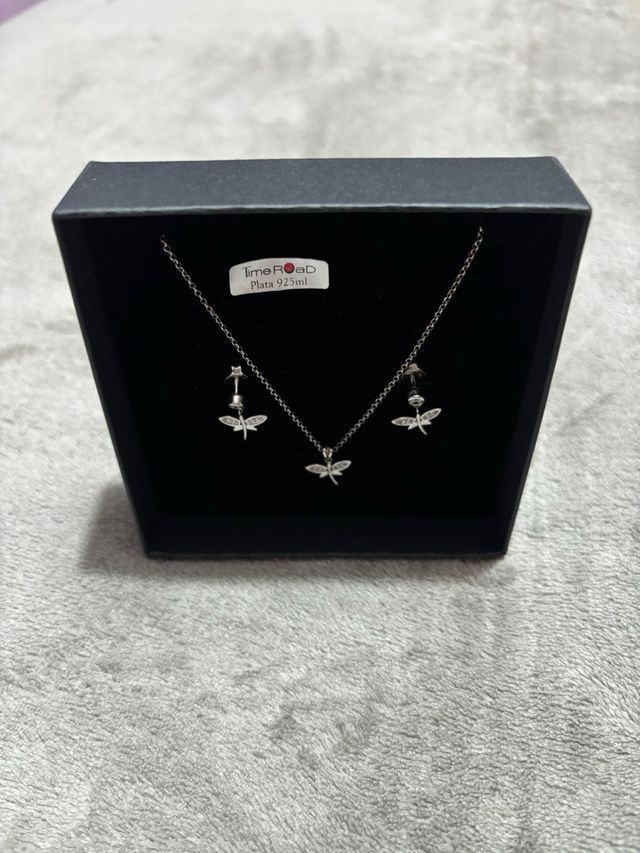 Set di gioielli con ciondolo e orecchini