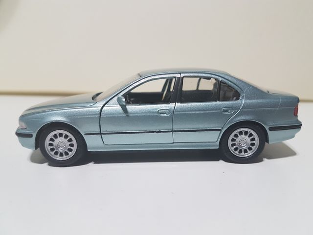 Coche a escala BMW Serie 5 1:43