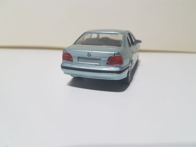 Coche a escala BMW Serie 5 1:43