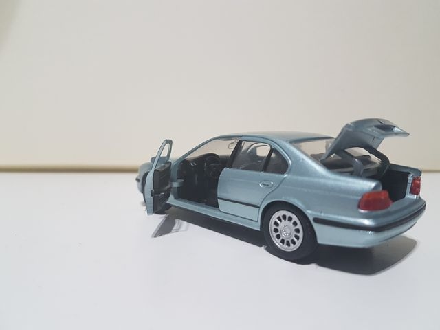 Coche a escala BMW Serie 5 1:43