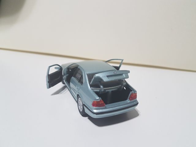 Coche a escala BMW Serie 5 1:43