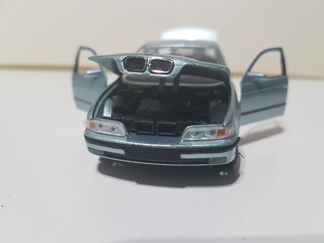 Coche a escala BMW Serie 5 1:43