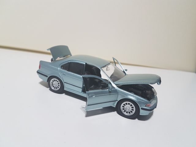 Coche a escala BMW Serie 5 1:43