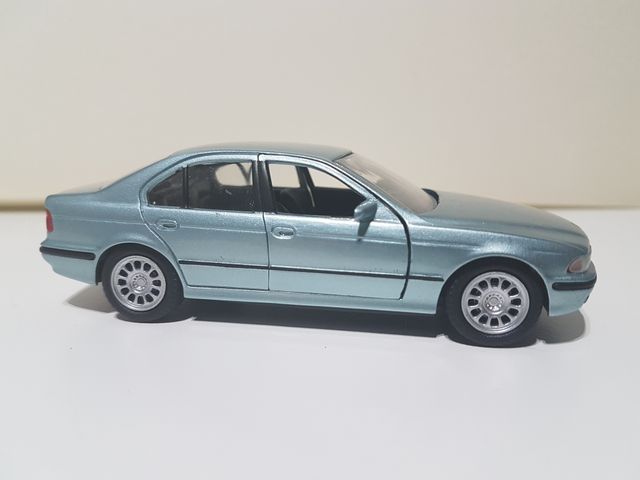 Coche a escala BMW Serie 5 1:43