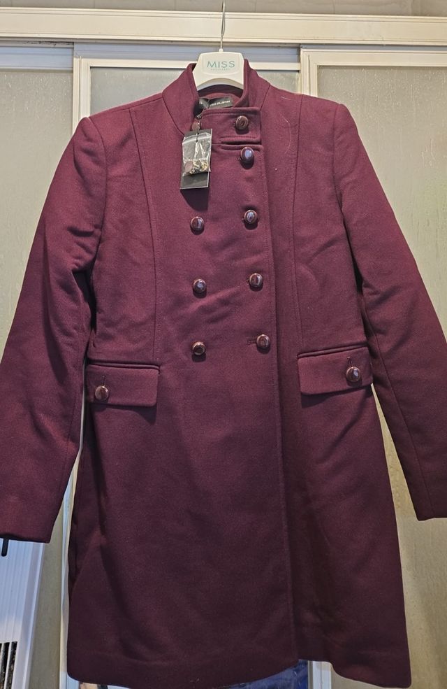 80- Abrigo Sfera. Nuevo. L  color morado vino