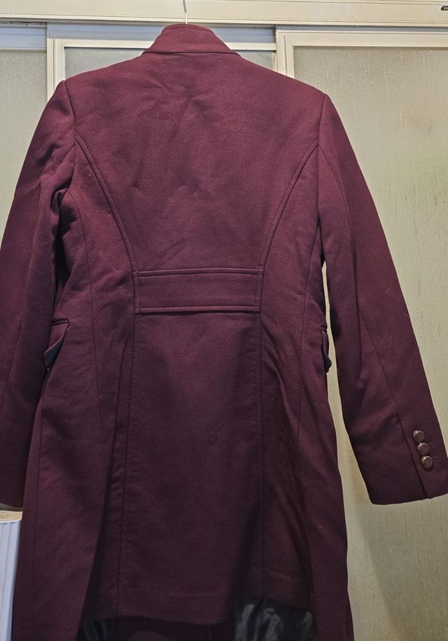 80- Abrigo Sfera. Nuevo. L  color morado vino