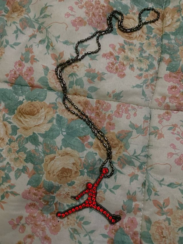 Collar Jordan con colgante Jumpman rojo