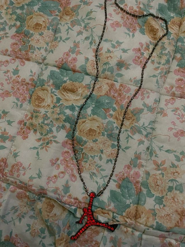 Collar Jordan con colgante Jumpman rojo