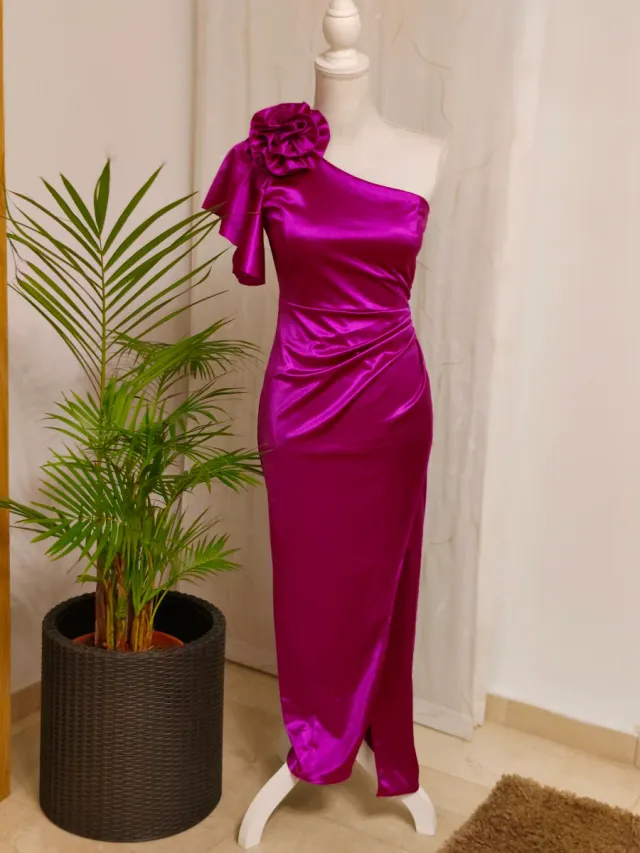 Vestido largo morado con flor